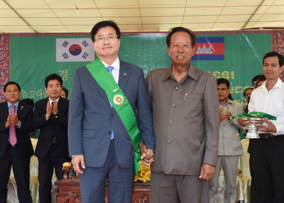 NSP통신-염태영 수원시장(좌)이 수원중고등학교 신축유공 훈장을 받고 띠아바인 부총리와 사진촬영을 하고 있다.