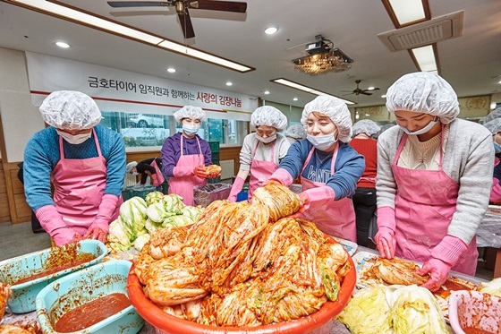 NSP통신-24일 서울 관악구 봉천동에 위치한 관악노인종합복지관에서 사랑의 김장 나눔 행사에 참여한 금호타이어 직원들의 모습 (금호타이어)