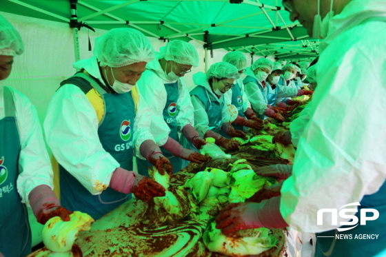 NSP통신-GS칼텍스 김장나눔 대축제에서 주철현 여수시장, 김병열 GS칼텍스 사장 등 여수공장 임직원과 가족, 여수시노인복지관 관계자 등이 참가해 김장을 담그고 있다. (GS칼텍스)