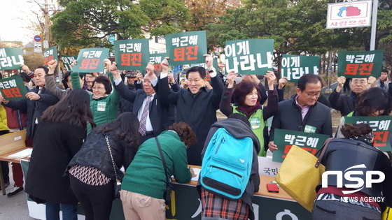 NSP통신-퇴근길 여수시민들이 추운 날씨에도 박근혜퇴진 서명운동에 동참하고 있다. (서순곤 기자)