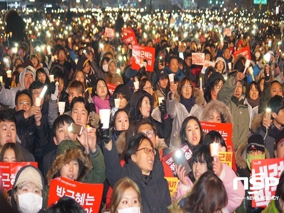 NSP통신-지난 26일 오후6시부터 서울광화문 광장에서 열린 제5차 촛불집회에서 150만 여명이 시민들이 운집했다 (NSP뉴스통신 = 김병관 기자)