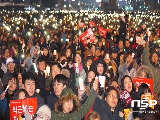 NSP통신-지난 26일 오후6시부터 서울광화문 광장에서 열린 제5차 촛불집회에서 150만 여명이 시민들이 운집했다 (NSP뉴스통신=김병관 기자)