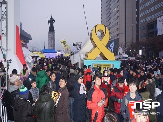 NSP통신-지난 26일 오후6시부터 서울광화문 광장에서 열린 제5차 촛불집회에서 150만 여명이 시민들이 운집했다 (NSP뉴스통신=김병관 기자)