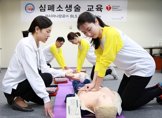 NSP통신-아시아나항공 임직원 심폐소생술교육 모습 (아시아나항공)