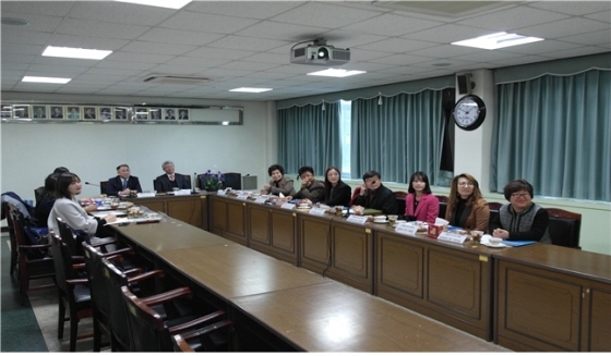 NSP통신-관계자들이 상호 이해를 돕기 위한 자료동영상을 시청하는 모습. (경기도교육청 제공)