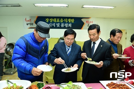 NSP통신-유두석 장성군수가 지난 29일 지역 대표음식들을 시식하고 있다. (장성군)