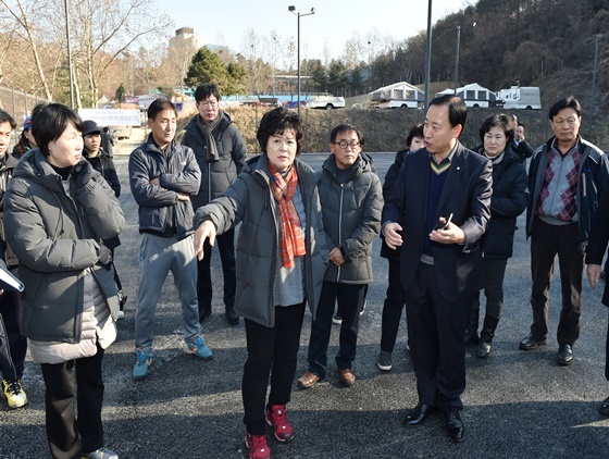 NSP통신-경기 용인시의회 자치행정위(위원장 박원동)는 지난 29일 행정사무감사에 대비한 수지레스피아, 골든컨트리클럽, 지산컨트리클럽 등을 방문해 현황을 청취하고 추진상황 등을 점검했다. (용인시의회 제공)