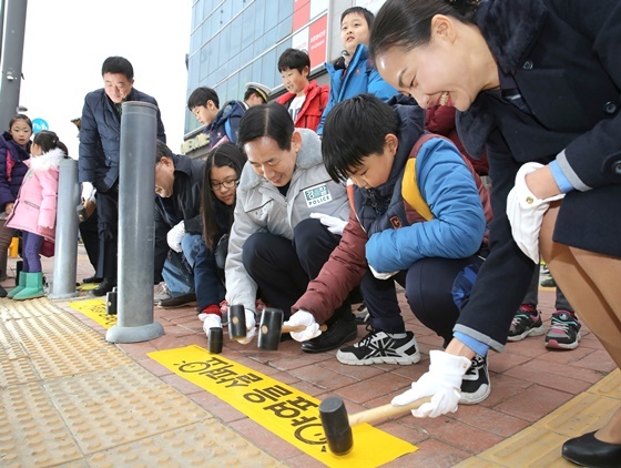 NSP통신-30일 정용선 청장을 비롯한 내빈 참석자들이 횡단보도 앞에 노란발자국,양옆을 살펴요를 설치했다. (경기남부경찰청 제공)