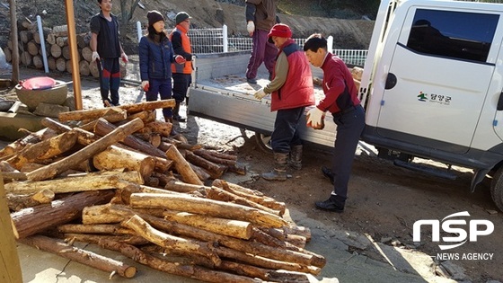 NSP통신-담양군이 어려운 이웃에 사랑의 땔감을 전달하고 있다. (담양군)