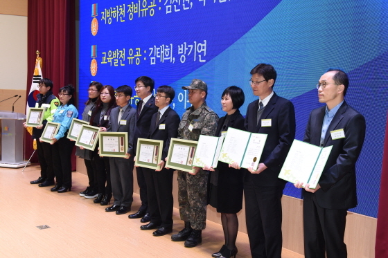 NSP통신-염태영 수원시장(우측 여섯번째)이 수상자들과 사진촬영을 하는 모습. (수원시청 제공)