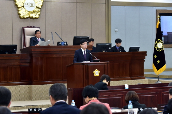 NSP통신-염태영 수원시장(가운데)이 시정연설을 하고 있다. (수원시청 제공)