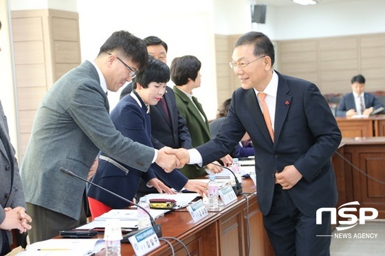 NSP통신-장만채 전남교육감이 5일 열린 제4기 전남교육미래위원회 위원들과 악수를 나누고 있다. (전남교육청)