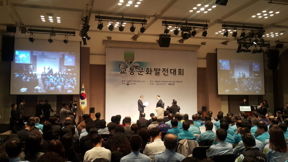 NSP통신-지난 2일 서울 한국프레스센터 20층 국제회의장에서 관계자가 수상하는 모습. (수원시청 제공)