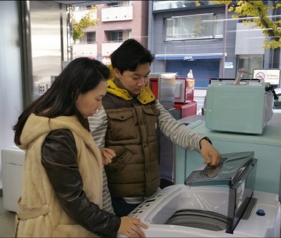NSP통신-일본 소비자들이 일본 도쿄 아키하바라 동부대우전자 매장에서 세탁기 제품을 구경하고 있다.