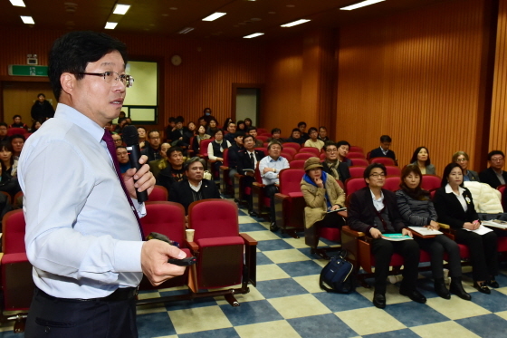 NSP통신-염태영 수원시장이 정책토론회에서 기조 발제를 하는 모습. (수원시청 제공)