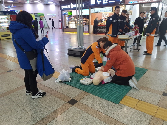 NSP통신-안전사고 예방 캠페인 모습. (수원시청 제공)