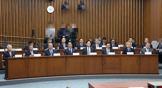 NSP통신-국회 국정조사 제1차 청문회에 재벌 총수들이 증인으로 출석해 있다. (국회사무처)