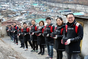 [NSP PHOTO]롯데하이마트, 노·사 합동 연탄배달 봉사 펼쳐