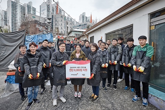 NSP통신-서울 관악구 성현동 일대에서 사랑의 연탄 나눔 행사에 참여한 금호타이어 직원들이 긴념사진을 찍고있다. (금호타이어)