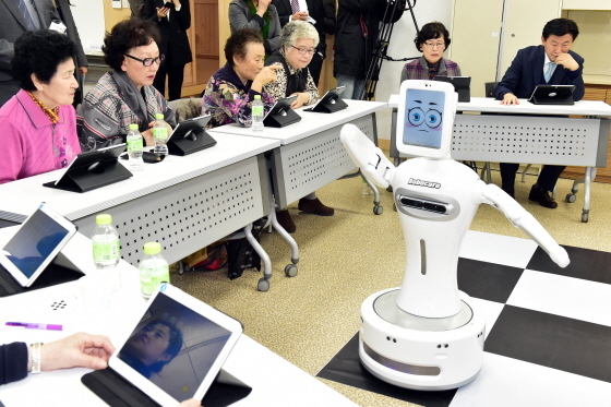 [NSP PHOTO]수원시, 로봇으로 치매예방 한다