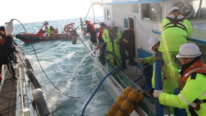 [NSP PHOTO]포항해경, 호미곶 북동방 해상에서 침수 어선 구조