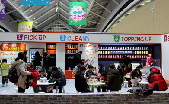 NSP통신-삼양식품이 인천 송도 컨벤시아에서 개최되는 키즈플렉스에서 라면 만들기 체험관 삼양 라면놀이를 운영한다. (삼양식품 제공)
