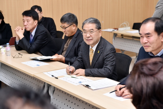 NSP통신-이재정 경기도교육감(우측 두번째)이 회의를 하고 있다. (경기도교육청 제공)