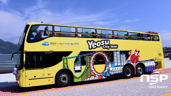 NSP통신-여수시의 낭만버스킹 투어버스는 여수밤바다와 낭만버스킹을 결합한 새로운 형태의 시티투어로 관광객들의 여행 만족도를 크게 높일 전망이다. (여수시)