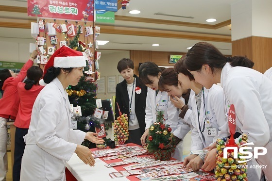 NSP통신-순천향대천안병원은 13일부터 2일간 감사카드 나누기 행사를 열었다. 로비에 마련된 행사코너를 방문한 병원 교직원들이 러브트리에 작성한 감사카드를 걸고 있다 (순천향대천안병원)