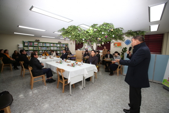 NSP통신-김정주 화성시의회 의장이 학부모들과 간담회를 하는 모습. (화성시청 제공)