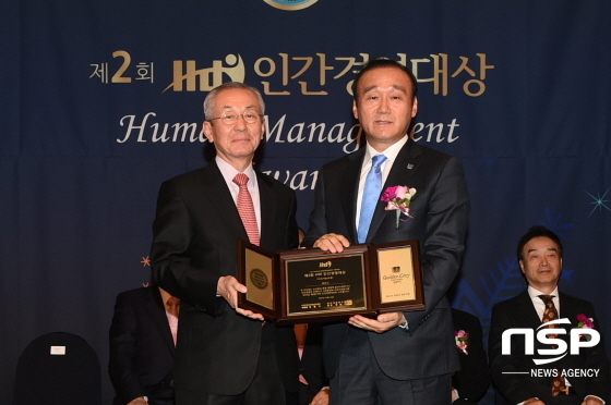 NSP통신-최양식 경주시장(오른쪽)이 제2회 2016 HDI 인간경영 대상 시상식에서 지속 가능부문 대상을 수상했다 (경주시)