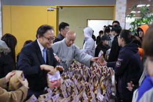 [NSP PHOTO]동국대 경주캠퍼스, 기말시험 맞아 학생들에게 간식 나눠