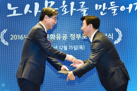 NSP통신-이기권 고용노동부 장관(좌)이 김동근 수원시 제1부시장에게 상장을 전달하는 모습. (수원시청 제공)