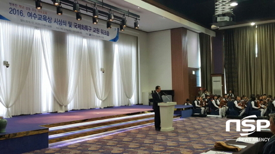 NSP통신-2016.여수교육상 시상식과 함께 국제화특구 교원 워크숍에서 최성수 교육장이 인사말을 하고있다. (여수교육지원청)