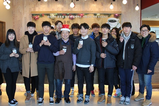 NSP통신-성결대학교 윤동철 총장(앞줄 왼쪽에서 4번째)과 학생들이 커피를 마시며 단체사진을 찍고 있다. (성결대학교)
