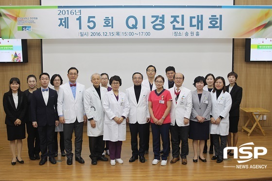 NSP통신-순천향대천안병원은 15일 QI경진대회를 열었다. 대회 후 이문수 병원장(가운데)이 QI위원회 관계자들과 함께 기념 촬영을 하고있다 (순천향대천안병원)