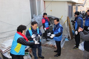 [NSP PHOTO]이필운 안양시장, 소외계층 한파녹인 연탄은 든든한 힘