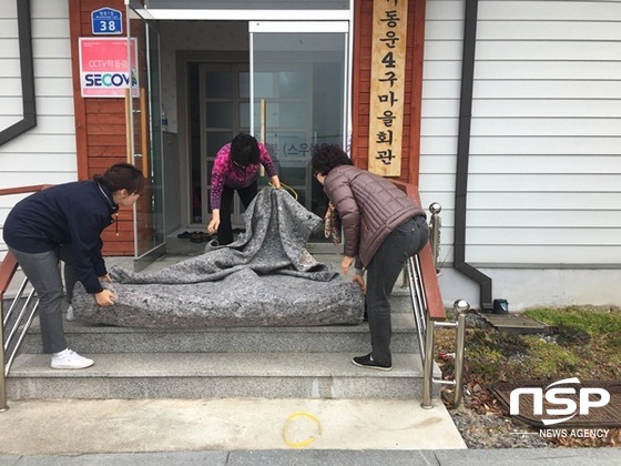 NSP통신-담양군이 관내 경로당에 미끄럼방지용 부직포를 공급하고 있다. (담양군)