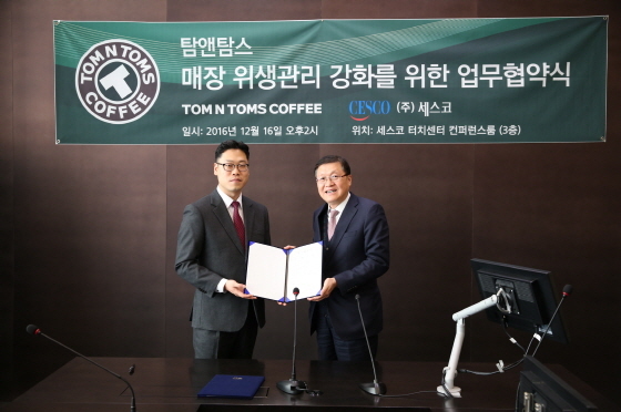 NSP통신-이대형 탐앤탐스 이사(왼쪽)와 이은승 세스코 전무이사가 지난 16일 서울 상일동 세스코 본사에서 세스코 토탈 식품안전 업무협약을 체결한 후 기념촬영을 하고 있다. (탐앤탐스 제공)