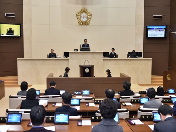 NSP통신-경기 용인시의회(의장 김중식)가 19일 제212회 5차 본회의에서 내년도 기금 운용 계획안 등을 처리한 후 회기를 마무리했다. (용인시의회 제공)