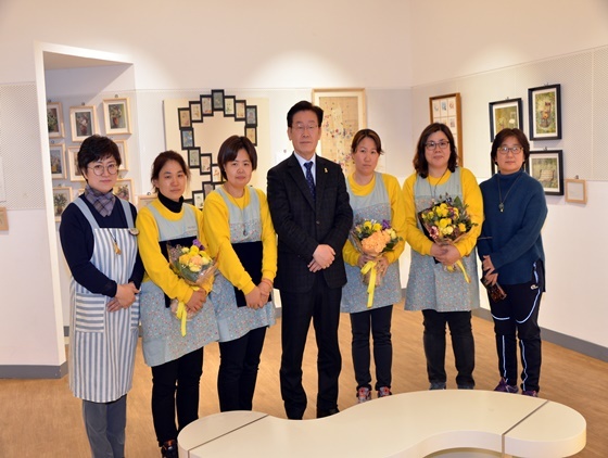 NSP통신-19일 오후 성남시청 2층에서 열린 세월호 가족 꽃누르미 작품전 너희를 담은 시간 개막식에 참석한 이재명 성남시장과 세월호 가족들 (성남시 제공)