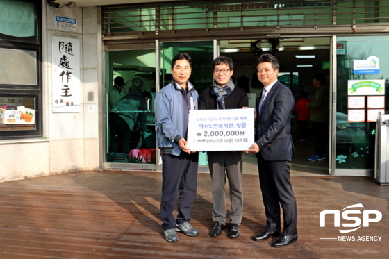 NSP통신-한국바스프 여수공장 김병연 공장장이 임직원들이 모은 성금을 여수시노인복지관에 전달하고 있다. (여수시노인복지관)