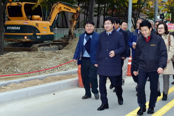 NSP통신-염태영 수원시장(가운데)이 지난 10월 파장초등학교 주변 안전마을 만들기 공사 현장을 찾아가 현장 행정을 펼치는 모습. (수원시청 제공)