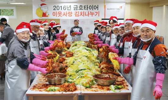 NSP통신-손봉영 금호타이어 한국생산기술본부장(왼쪽 맨 앞줄)을 비롯한 임직원들이 어려운 이웃들을 위해 정성껏 김장김치를 버무리고 있다.