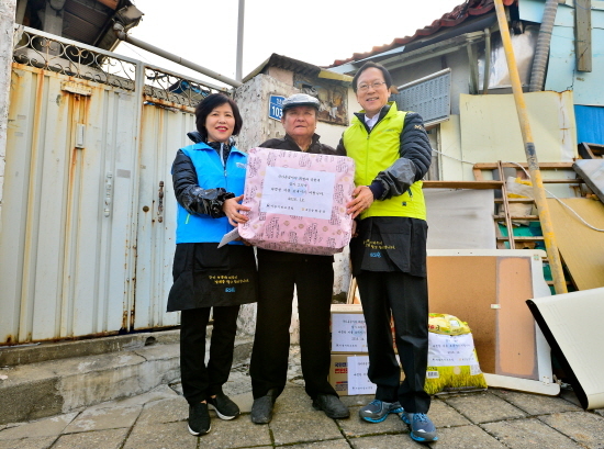 NSP통신-서대문구 연희동에서 NH농협금융지주 김용환 회장(오른쪽 첫번째)이 국가유공자에게 위문품을 전달하고 있다.