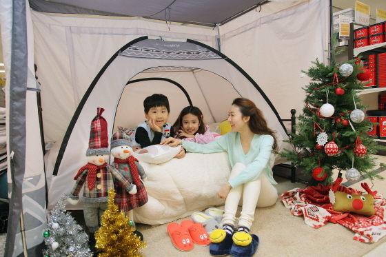 NSP통신-22일 서울 성동구 이마트 성수점에서 모델과 아이들이 난방텐트를 선보이고 있다. (이마트 제공)