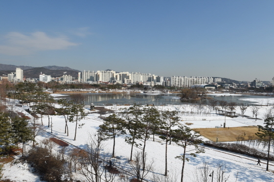 NSP통신-만석공원 설경 모습. (수원시청 제공)