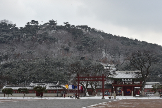 NSP통신-화성행궁 뒤 팔달산 설경 모습. (수원시청 제공)