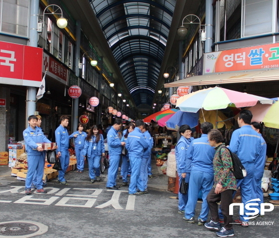 NSP통신-포항제철소 환경자원그룹 임직원들이 재래시장인 해도동 큰동해시장을 방문해 연말 장보기 행사를 가졌다. (포항제철소)