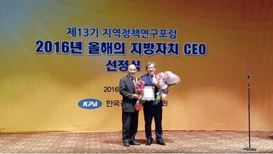 NSP통신-유근기 곡성군수(사진 오른쪽)가 22일 전남 기초단체장 중 유일하게 2016 올 해의 지방자치 CEO에 선정돼 수상하고 있다. (곡성군)